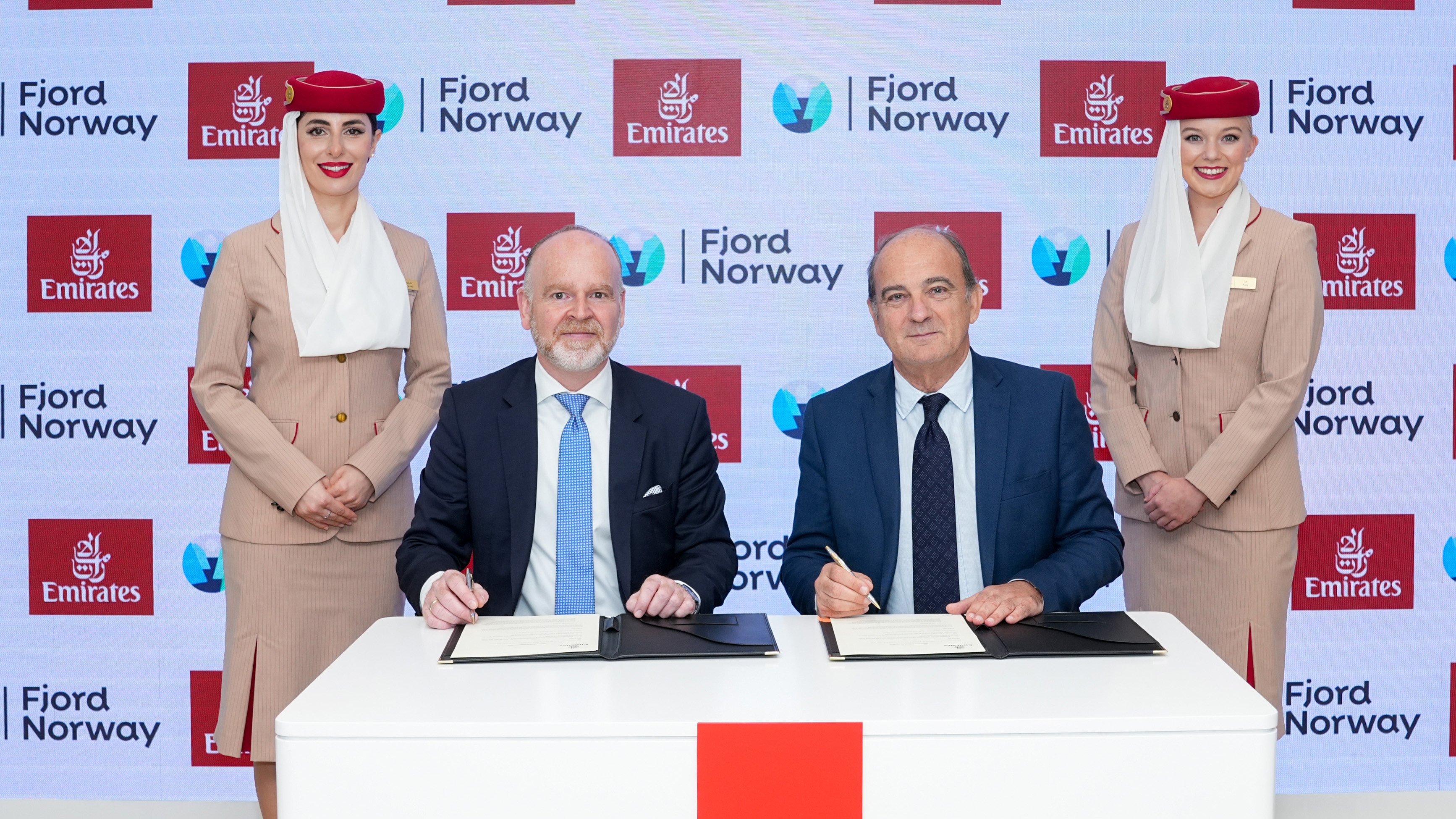 Stein Ove Rolland var i Dubai for å undertegne avtalen med Emirates. 